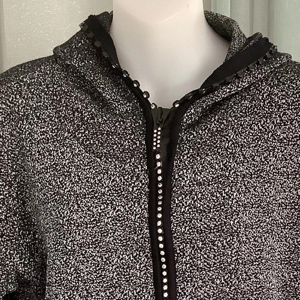 Long sleeved, hooded tunic top featuring a black & silver speckled knit 🌻